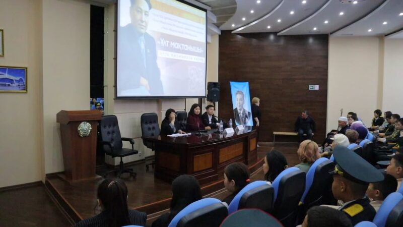 В Центре открылась передвижная выставка «Ұлт мақтанышы», посвященная 110-летию Малика Габдуллина и 80-летию Победы в ВОВ.