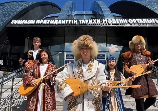 От всей души поздравляем с казахским национальным днем домбры!