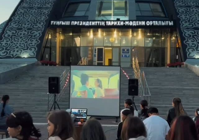 9 августа при поддержке @temirtau.jastary волонтёры центра «Шанырак» приняли участие в уютном и тёплом киновечере, который прошёл на территории историко-культурного музея Первого Президента