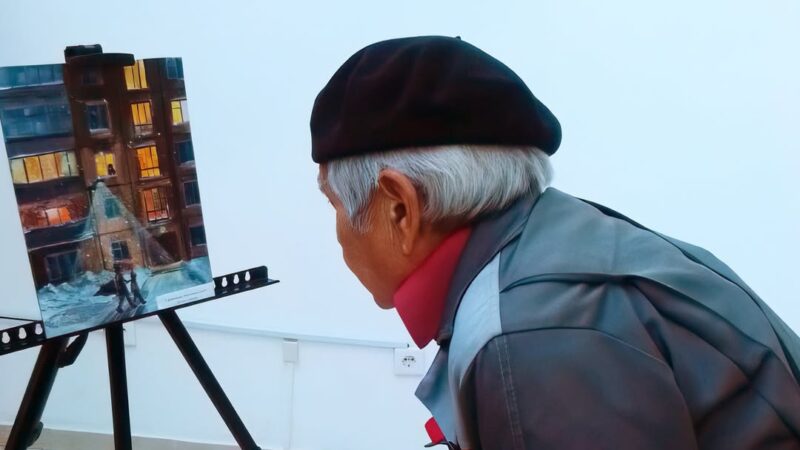 Белгілі Қазақстандық-ресейлік суретші Буде Калыкович Аманжолов «Репетитор» даму және шығармашылық орталығының «Сурет салып – өмір сүремін» атты балалар жұмыстарының көрмесіне қатысты